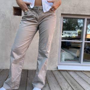 Low waisted byxor med snygg detalj på fickorna bak 