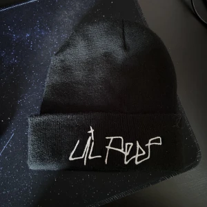 Lil peep beanie - Lil peep beanie knappt använd, har aldrig haft löss eller nått så inget att oroa sig över heller 🫡