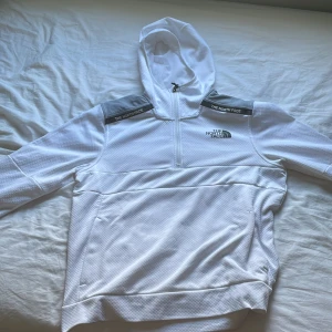 Northface hoodie/ halfzip  - Fet tröja från northface som jag ärvt av min storebror. Riktigt snygg, kan passa både becknarstilen och mer svennestil. Riktigt snygg, kan sänka pris vid snabb affär😝kan användas både som hoodie och som jacka/overshirt.