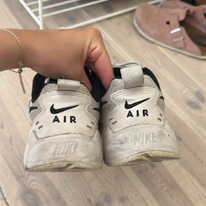 NIKE SNEAKERS - Nike sneakers i använd skick. 