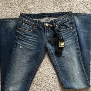 Lågmidjade jeans - Säljer dessa jätte snygga lågmidjade straight jeansen!💗jeansen är aldrig använda o är i ett mycket bra skick! Innerbenet är 85cm och midjemåttet är 37cm💞