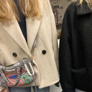 Lindex Kappa - Eftertraktad kappa från Lindex i ullblandning! Säljer då den inte kommer till användning längre 💕 OBS: frakt tillkommer! (Första bilden är lånad) 