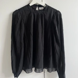 Bluse  - Svart fin bluse från vila storlek 34 Köpt för 400kr säljer för 200kr Använd 1 gång🤍