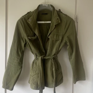 Grön denimjacka - Göm denimjacka från Rut&Circle i storlek S🤍💚 Perfekt inför hösten!! Har fickor på sidorna samt ett band i midjan. Säljer för 150kr + frakt