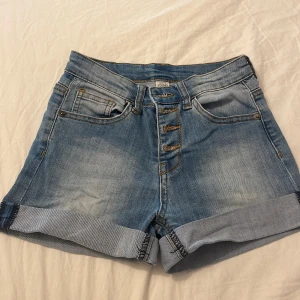 Jeans shorts - Fina jeans shorts med fler knappar, säljer för är för små! Knappt använda heller för är inte min stil.