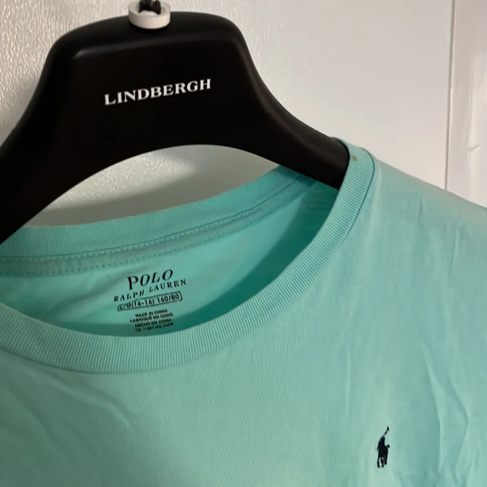 Blå/ turkos Ralph Lauren t-shirt i motsvarande storlek S/M. Dm för frågor osv.. T-shirts.