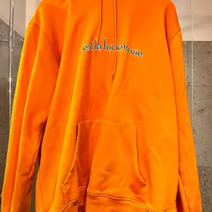 Orange hoodie från okänt märke  Använd flertal gånger men i bra skick  Pris kan diskuteras vid snabb affär