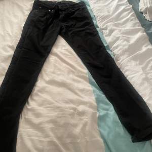Sköna och snygga slim/Glenn jeans från Jack&jones som är knappt använda. Storlek 30/32. 90% bomull 6% polyester 4% elastane
