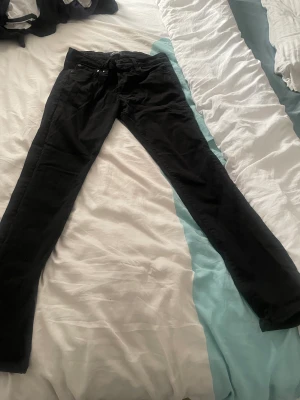 Svarta jeans - Sköna och snygga slim/Glenn jeans från Jack&jones som är knappt använda. Storlek 30/32. 90% bomull 6% polyester 4% elastane