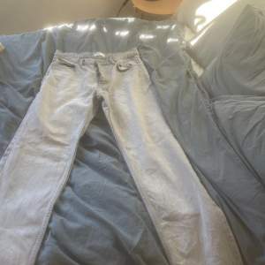 Hej jag säljer dom här jeansen från Gina Tricot. Hej jag säljer ett par Jeans från ginatricot ,Dom är i bra skick. Om ni  är intresserade skriva till mig .