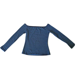 off shoulder randig tröja - Skaffade från second hand, men har knappt använt sen dess. Bra skick, lappen klippte förra ägaren av så jag vet tyvärr inte vilket märke. Svarar så snabbt jag kan om någon har frågor 👍