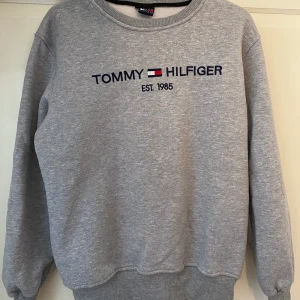  Tommy Hifliger  - Säljer min Tommy Hifliger tjock tröja för 140, Använd ett par gånger men kommer inte till användning längre.