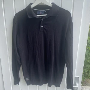 Långärmad piké  - Tjena, nu säljer jag denna feta långärmade piké från duck and cover i färgen svart😀. Tröjan är i skick 9/10. Tröjan har inga skador. Har du någon fråga så får du inte tveka på att höra av dig/ mvh Hugo😀.