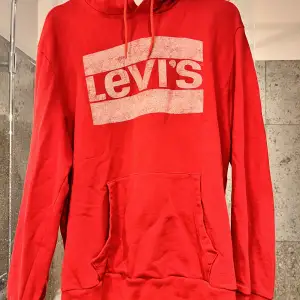 Röd Levis hoodie.  Är i bra skick köptes för 600kr  Pris kan diskuteras vid snabb affär 