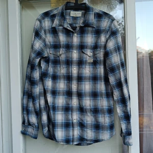 Ralph Lauren rutig skjorta - Rutig skjorta från Ralph Lauren Denim & Supply. Har använts en del men är hel och ren.