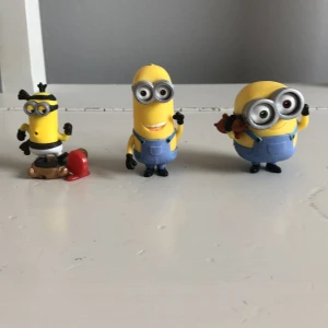 Minioner - Små minioner. Den långas hår är borta. En för 5kr, två för 7 och alla för 10. Puss💫