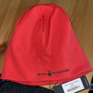 Sail racing mössa  - Säljer en spray fleece mössa som är typ som ny den är använd några gånger men inte mer än 5 