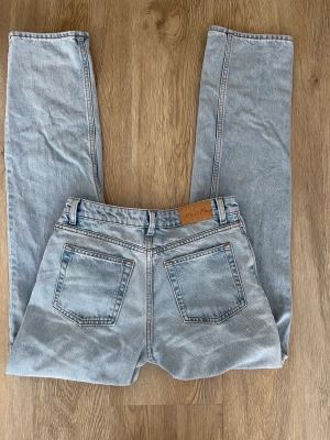 Lågmidjade jeans  - Lågmidjade blåa jeans nästan helt oanvända pågrund av att dem är för små på mig