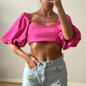 Slutsåld topp Zara - Såå fin, storlek M som också passar en S. (jag är XS/S) Aldrig använd 🫶🏽