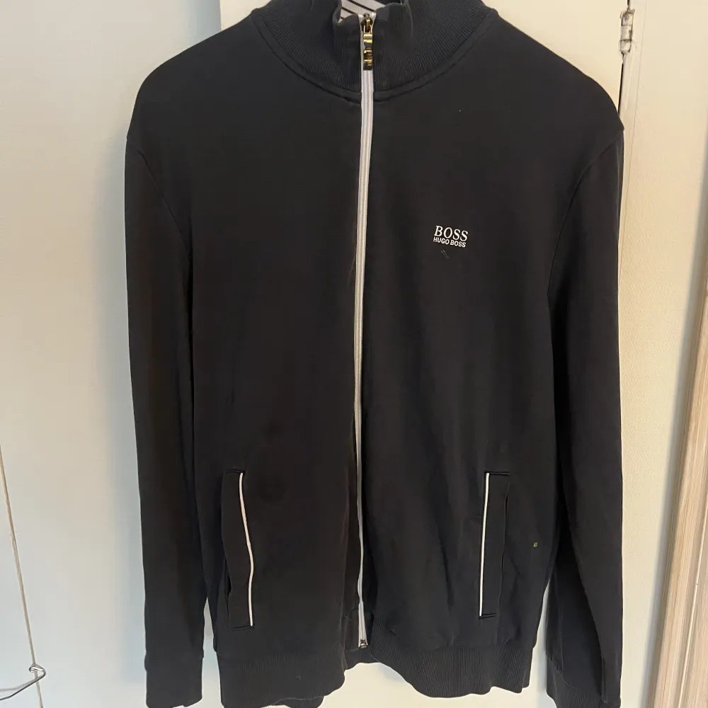 Hugo boss zip tröja i bra skick. Köpt på Nk för 2 år sedan för 1600kr.. Tröjor & Koftor.