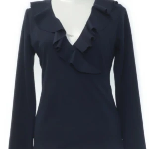 Tröja - En skit snygg tröja💯 köpt från bubbelroom förra vintern som dock inte kommer till användning alls. Orgenal priset är runt 400kr, men tror tyvärr ej att dom säljs någon mer❗