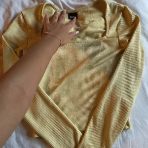 Gullig gul topp från Ginatricot  - Jätte gullig och söt topp från Ginatricot! Passar bra både till vintern eftersom det är ett ganska tjockt material❤️toppen är i storlek 32/34