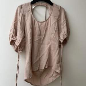 Säljer denna rosa blus från H&M. Storlek XS. Blus är aldrig använd men prislappen är avtagen. Frakt tillkommer för köparen! 