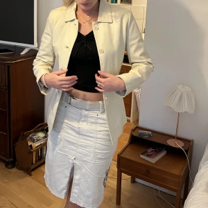Skinnjacka  - Snygg vit vintageskinnjacka med lite tightare passform. Säljer pga har flera andra skinnjackor. Har endast använt denna ett fåtal gånger. Köpte den för 500 kr. 