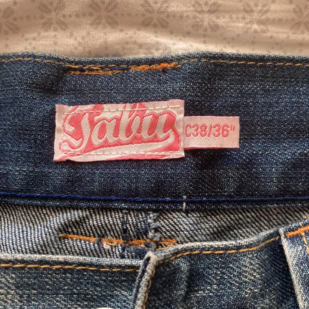 Snygga Y2K Jeans med rosa detaljer. Passar storlek L och M Skriv för bilder/Detaljer. Jeans & Byxor.