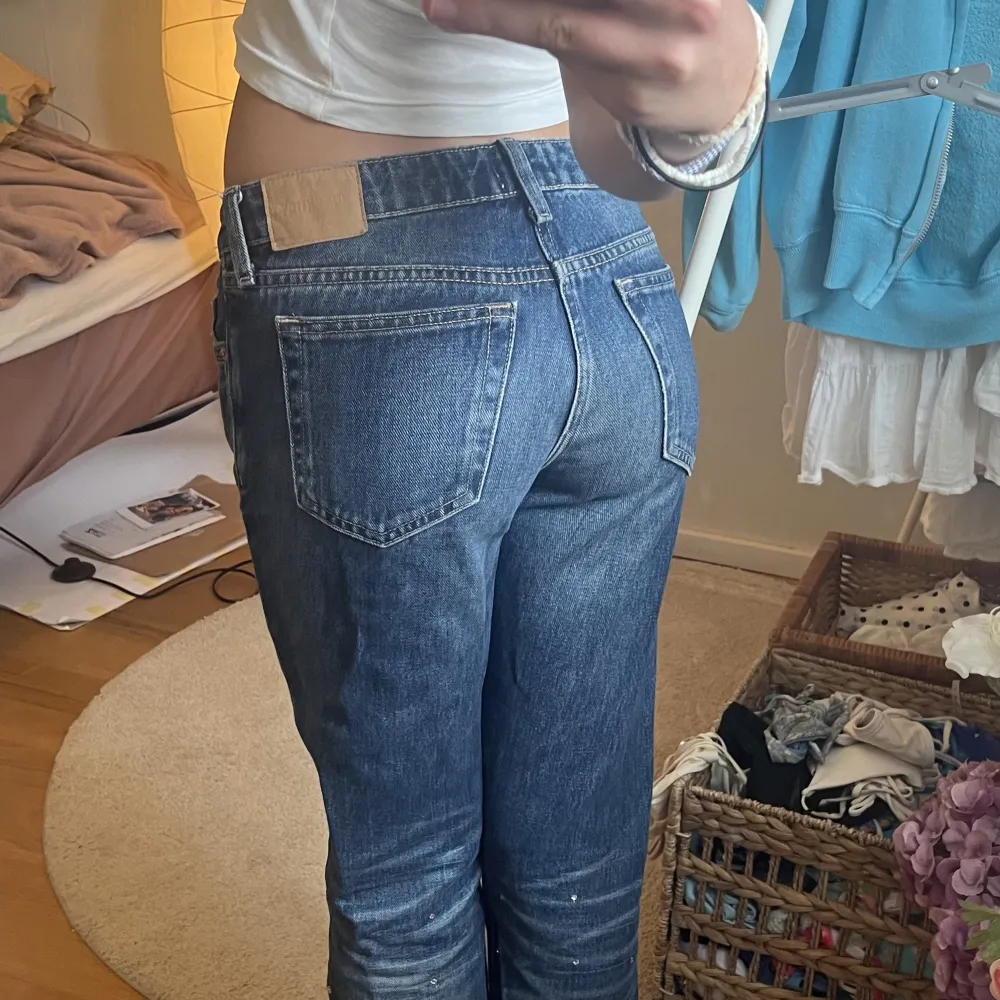 low waist jeans med kristaller längst ner från weekday🤍 älskar passformen o modellen men de är tyvärr för stora o lite för långa för mig som är 160 cm o har ett midjemått på 75cm.. Jeans & Byxor.