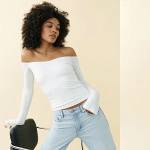 Vit topp - Säljer denna dnygga off-shoulder topp ifrån gina, använd 2 gånger så är i gott skick! Passar både S och M 