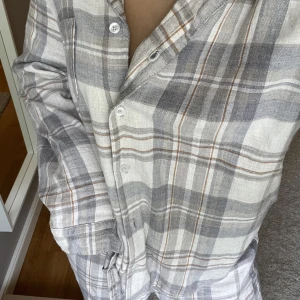 Rutigt pyjamasset - Superfint och mysigt pyjamasset som går i lite grå/rosa/beiga färger från Kappahl som jag säljer då jag inte får användning av det. Både byxorna och skjortan är i storlek S. Säljer för 200kr + frakt🩷