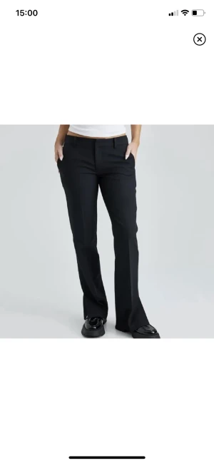 Lågmidjade kostymbyxor - Supersnygga lågmidjade kostymbyxor från bikbok med utsvängda ben!💓(första bilderna är lånade)