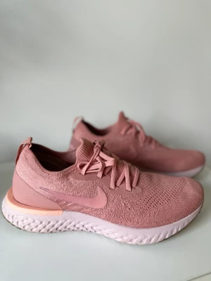 Nike skor - Nike epic react skor som endast är använda 3-4 gånger (endast inomhus) Som helt nya. Köpta för 1299kr från Stadium.
