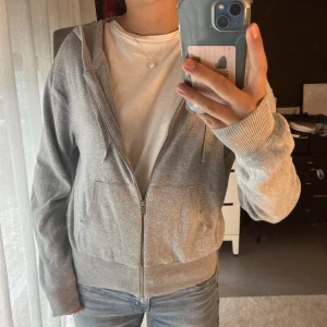 Stickad zip-hoodie - Så snygg och mysig stickad tröja med zip och huva❤️storleken är M men den är liten i storlek så skulle säga att den passar en S.