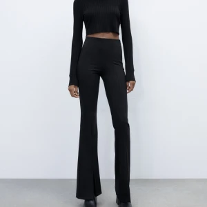 Svarta leggings med slits  - Säljer ett par svarta leggings med slits från zara. Fina i skicket, skriv privat för fler bilder. Pris kan diskuteras