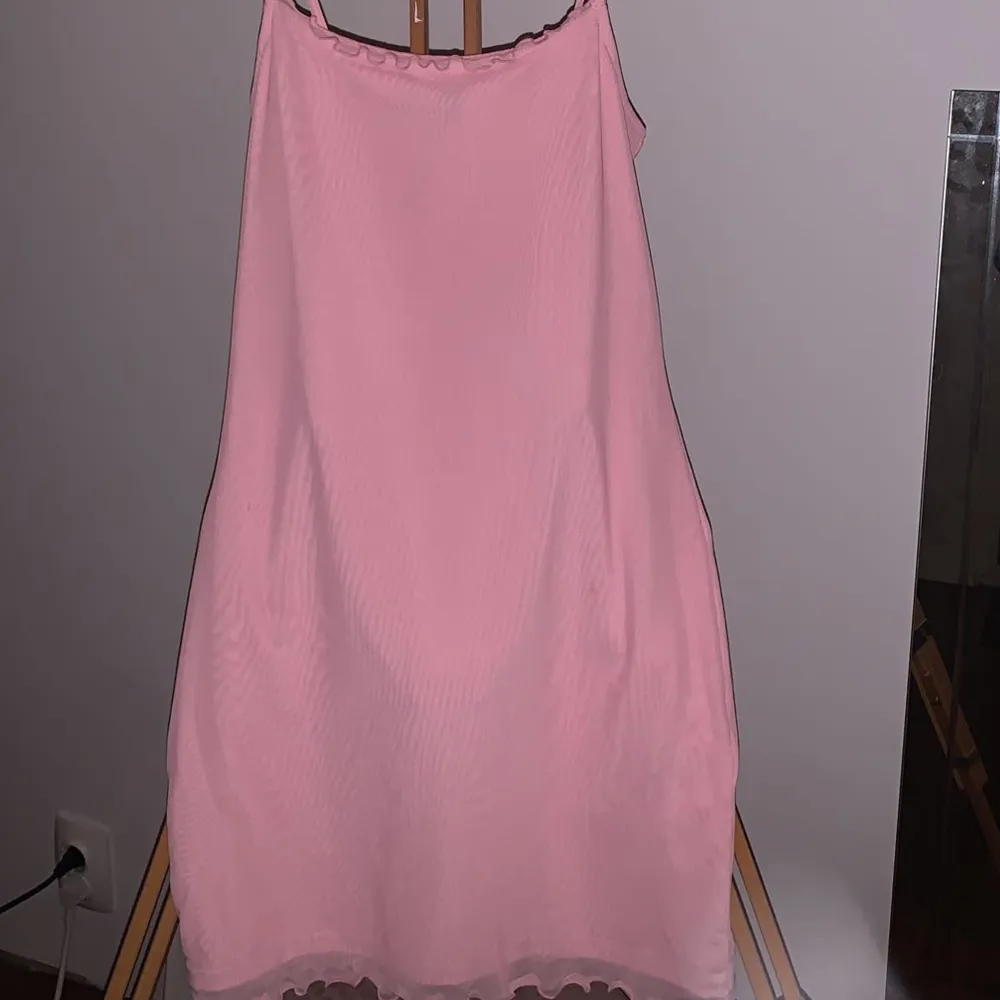 En söt kort rosa kläning, använd några gånger i sommar men är i gott skick. . Mekot.