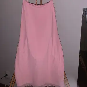En söt kort rosa kläning, använd några gånger i sommar men är i gott skick. 