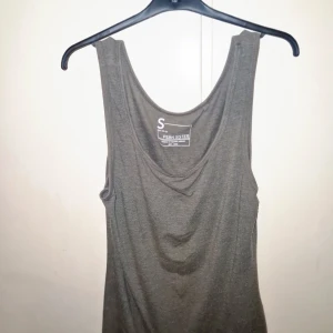 Linne, Basic, militärgrön - Bekvämt Grönt Linne som andas. Bra skick. 