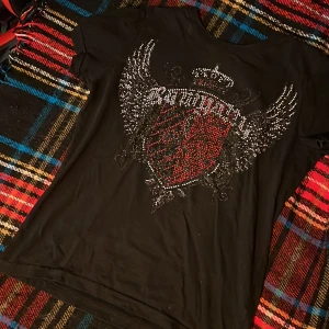 Rhinestone topp - Jättefin topp köpt second hand, tyvärr har vissa stenar ramlat av :( men fortfarande jättefin!