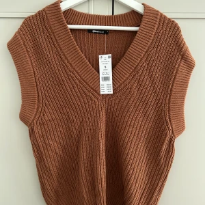 Helt ny väst  - Helt ny oanvänd väst från Gina. Nypris 299kr