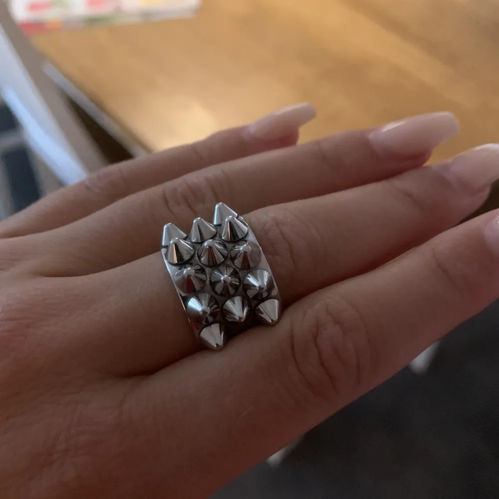 Säljer min Edblad ring i silver storlek 18,50. Accessoarer.