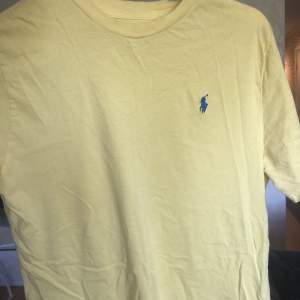 En gul Ralph lauren t-shirt i fint skick. Storlek: 164cm 