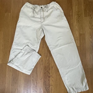 Vida byxor vintage - Snygga ”parachute-liknande” byxor med dragsko i midjan. Bred och luftig passform. I fint skick men finns en liten diskret missfärgning längst ner på ena benet! Önskas exakta mått så kan jag fixa det☺️