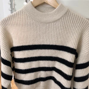 NLY TREND  - Stickad tröja, randig. Aldrig använd 