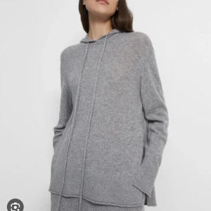 Cashmere hoodie - Världens mjukaste kashmir hoodie från Thierry. 100% cashmere och är den mjukaste tröjan. Supersnygg grå Hoodie som passar till allt.❤️ nypris 3700kr.