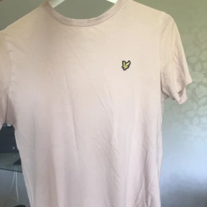 Lyle & scott t-shirt - En ljusråsa T-shirt från NK Storlek: 164 (14-15)