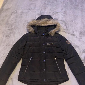 Ridjacka - Hej, säljer nu min fina ridjacka  Köpte den för 500kr men säljer den för 200kr då den ej kommer till användning. Perfekt till vintern då den är väldigt varm. 