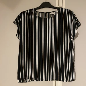 Randig topp - Jättefin randig topp som tyvärr aldrig kommit till användning. Otroligt skönt material som påminner lite om satin, funkar att både klä upp och ner. Skulle säga att den passar storlek xs och s🫶🏼