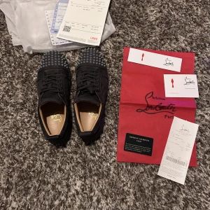 Loubs storlek 43 - Säljer mina skor nu då dom inte passa mig och behöver pengar fort.  Priset går att diskutera men har tänkt mig runt 3000 kr då dom är i nyskick typ. Kan även tänka mig något byte 